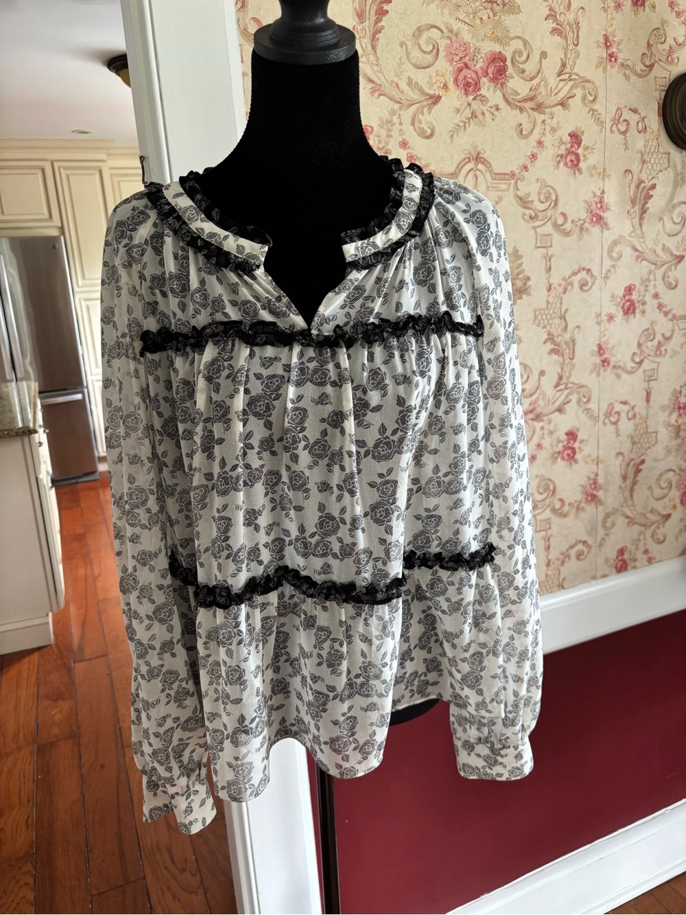 Vince Camuto Black & White Floral Ruffle Peasant Top